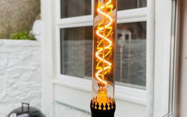 Modern 6 bedroom 5 min walk to beach & restaurants