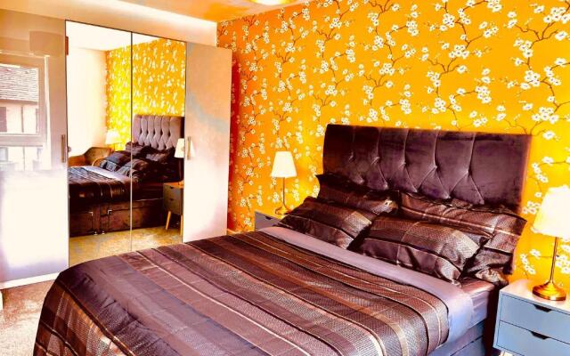 Modern townhouse, Sleeps 4 with parking