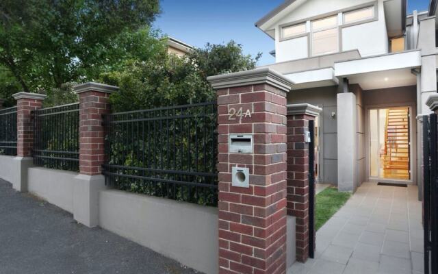 Kew Luxurious Townhouse