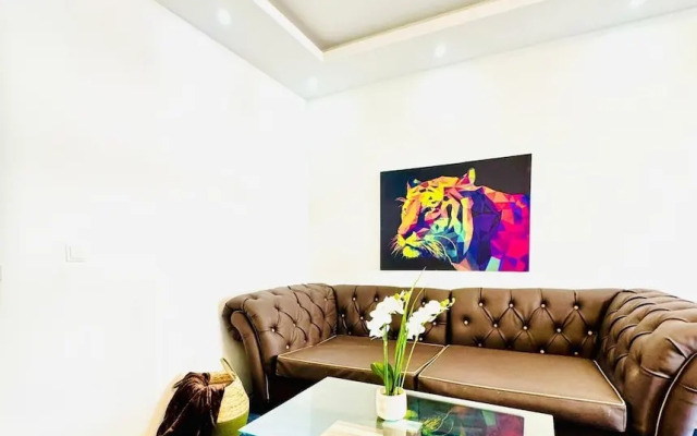 Spacious 7BR Apartment Prime Location