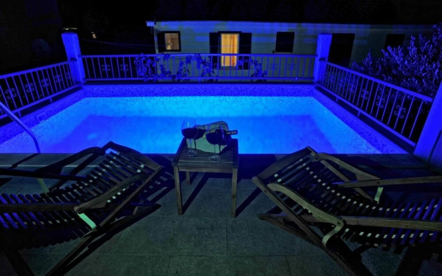 Suzi1 - With Pool - H