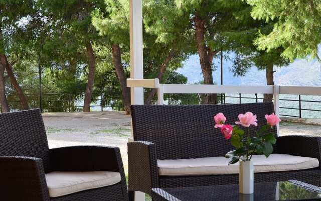 Chrissa Camping Rooms & Bungalows
