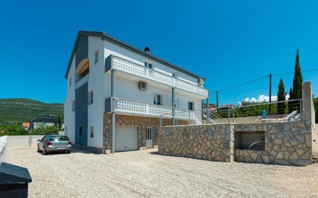 Pool apartment Leonardo