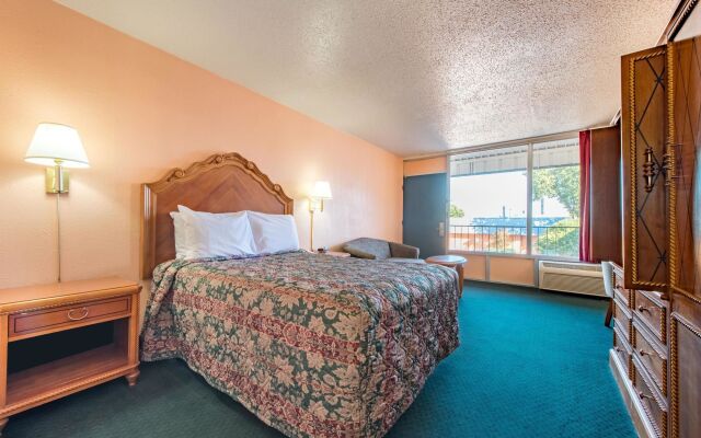 Castle Inn & Suites by OYO Lawton