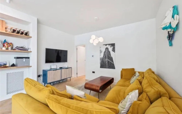 Stylish and Spacious 3 Bedroom Garden Flat in Fulham