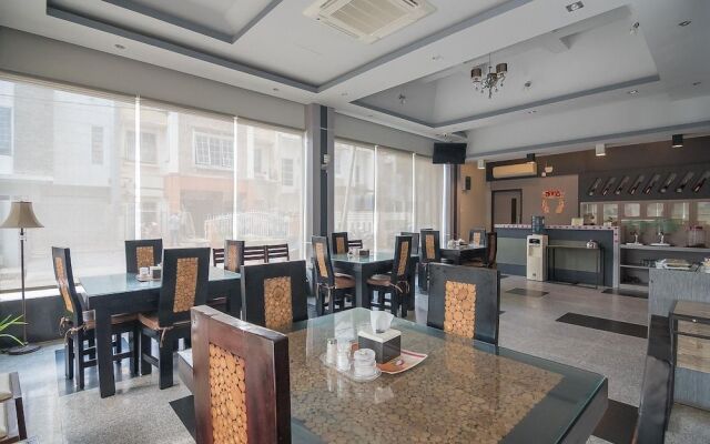 RedDoorz Premium near Harbour Bay Mall Batam 2