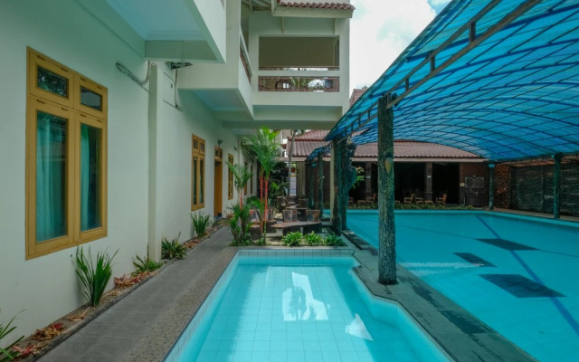 RedDoorz @ Savitri Hotel