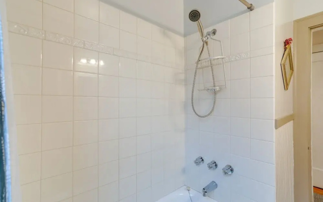 Charming Tudor-style Apt Near Green Lake!