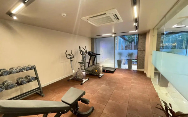 Saltstayz Premier - Near Golf Course Road & Sector 57