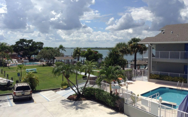 Dockside Inn & Resort