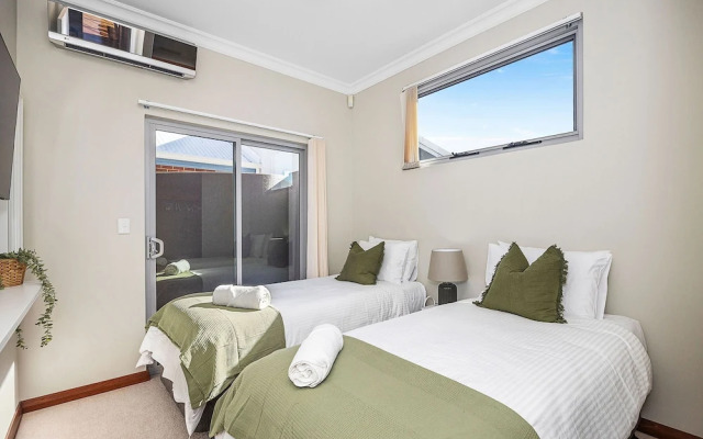 Designer Luxury 3brd - Epic Views - South Perth