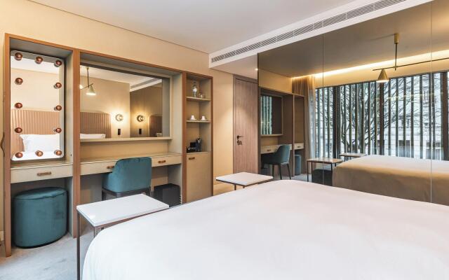 Luster Hotel