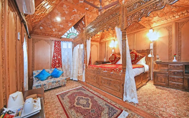 Kolu Group Of Houseboats