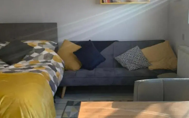 The Beehive - Self Contained Studio by The Sea