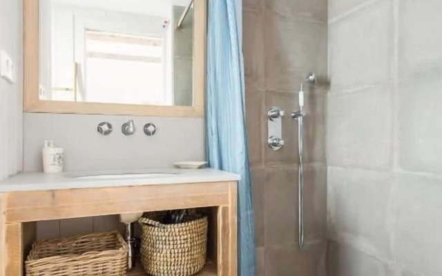 The Beach House - Studios & Suites