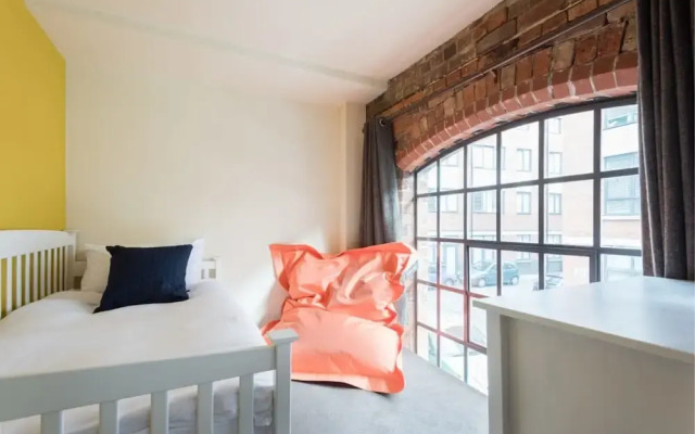 The Warehouse Loft - Trendy Converted Warehouse 3bdr