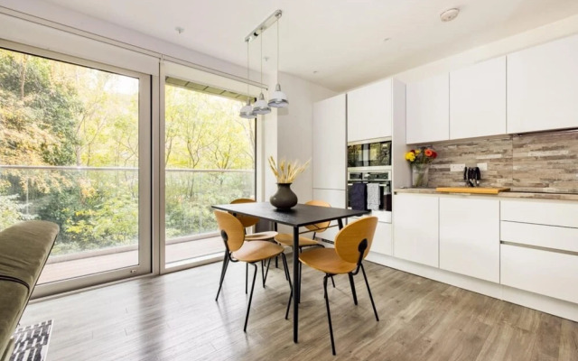 The London Retreat - Alluring 2bdr Flat With Balcony