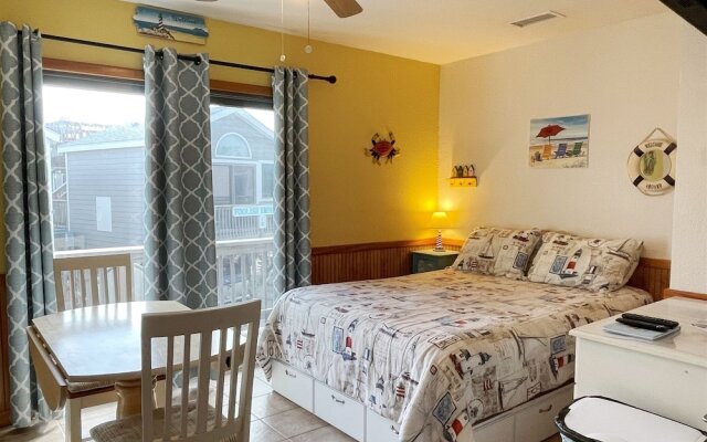 9 Nautical Nine Studio Bedroom Condo by RedAwning