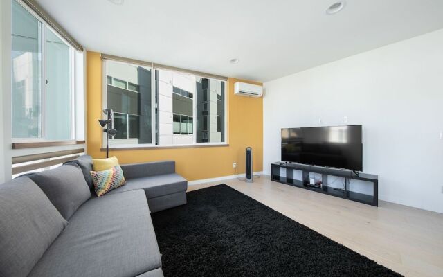 Hosteeva Modern Townhome w Rooftop