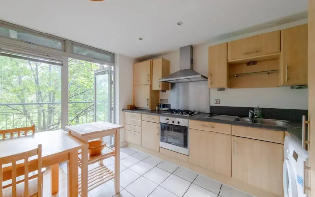 Spacious 2 Bedroom Apartment Near White City