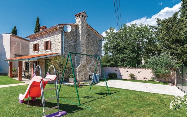Beautiful Home in Divsici With Wifi and 2 Bedrooms