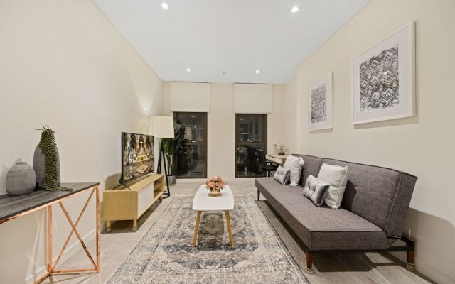 New 2 Bedroom Apt Minutes Walking to Darling Harbour