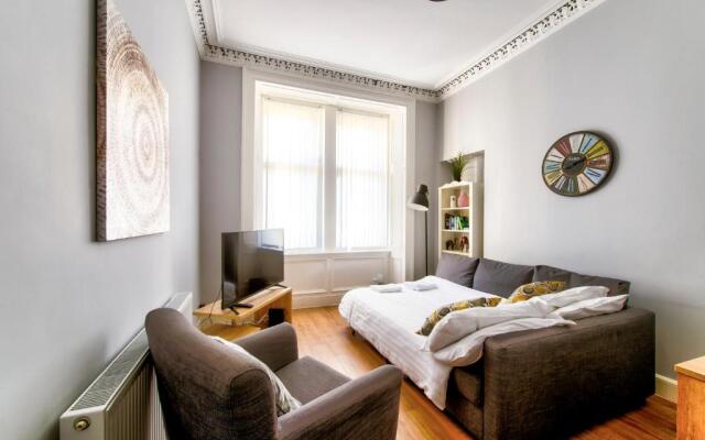 Edinburgh City Central Apartment Sleeps 6 Free Parking