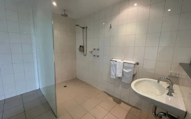 Spacious St Kilda Escape - Parking and City Views