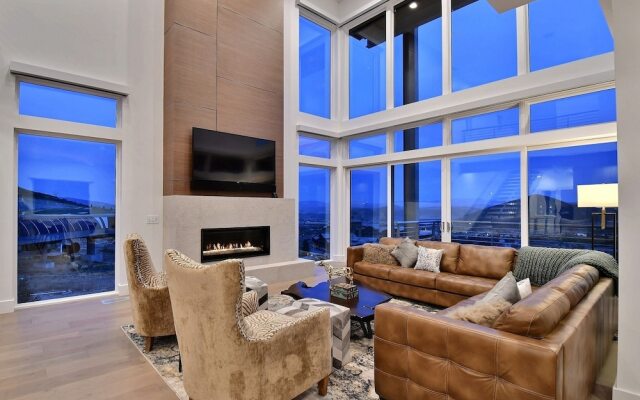 Huge & Newly Constructed 5br/5ba -private Hot Tub! 5 Bedroom Condo by RedAwning