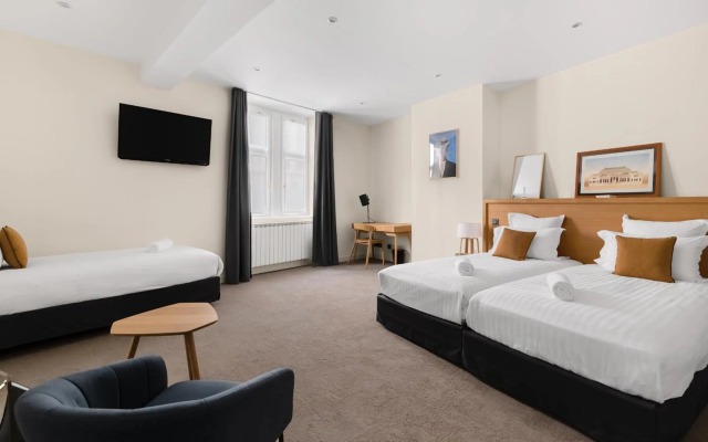 Le Phenix Hotel