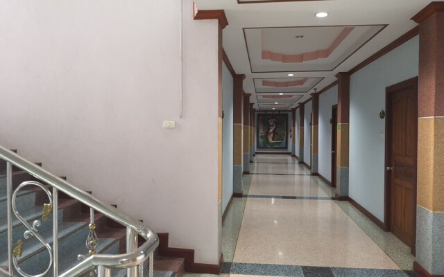 Dee Prom Hotel