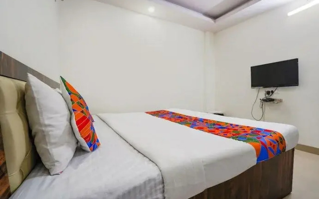 Fabexpress Vandan Villa Rooms Service Apartment
