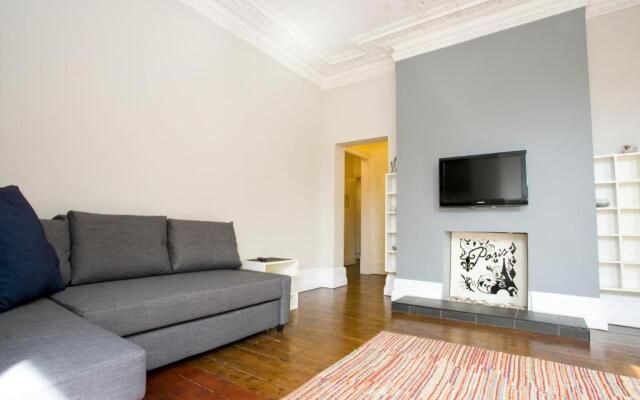 Large 2 bedroom Apt - Near Beach - Free parking