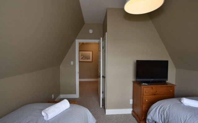 The Lodges at Blue Mountain - Historic Snowbridge Condos
