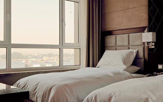 Dandong Jiangbin International Hotel (Yalu River Broken Bridge Scenic Spot Railway Station Branch)