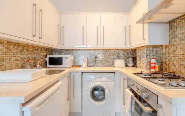 Radiant and Roomy 2BD Flat - Fulham!