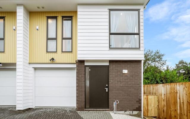 Gorgeous Three Bedroom Home With Free Parking