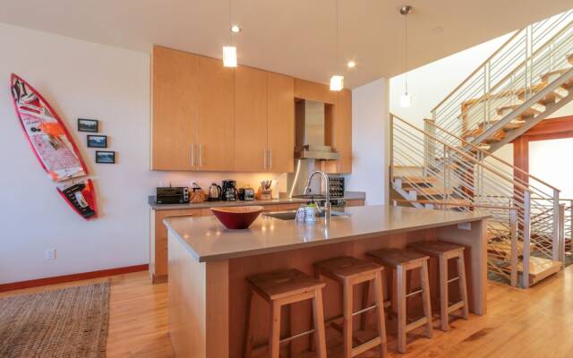 ALOFT Airy Design Townhouse with Columbia River View by RedAwning