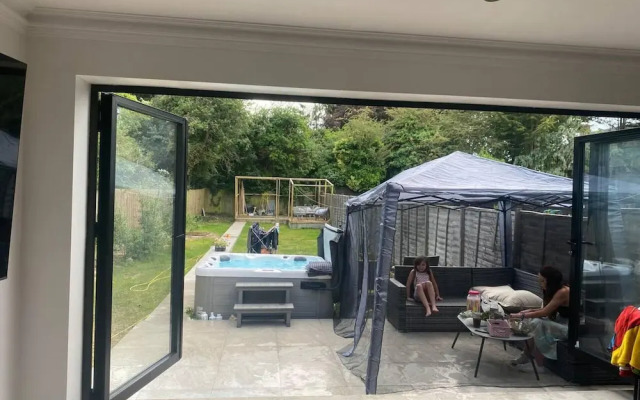 Lovely 3-bed House in Potters Bar Jacuzzi & 75inch
