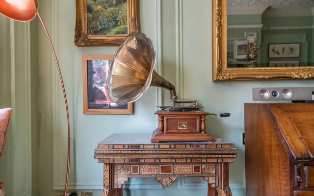 The Grand Old Boy - Marylebone - by Frankie Says