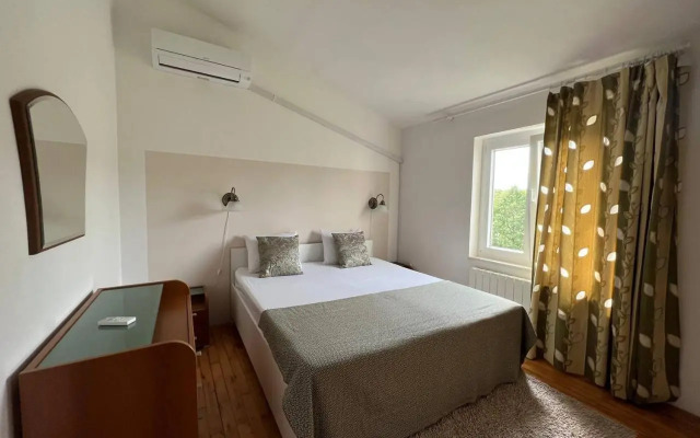 Domus Maria, Banjole