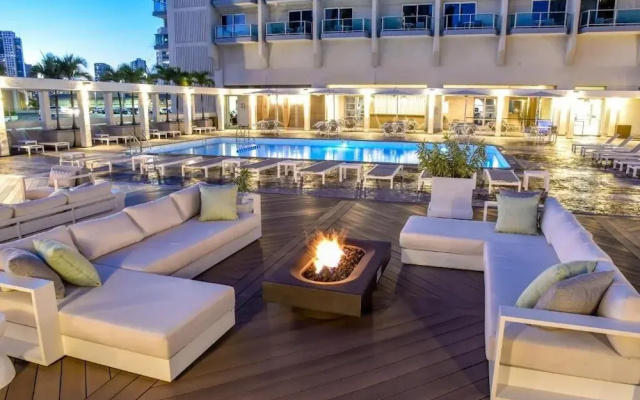 Ala Moana Condo by Zelloo