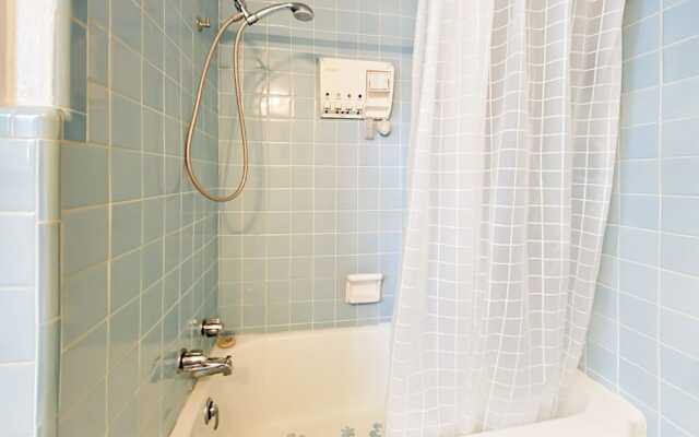 Light-Filled Charmer - 2 Br Home