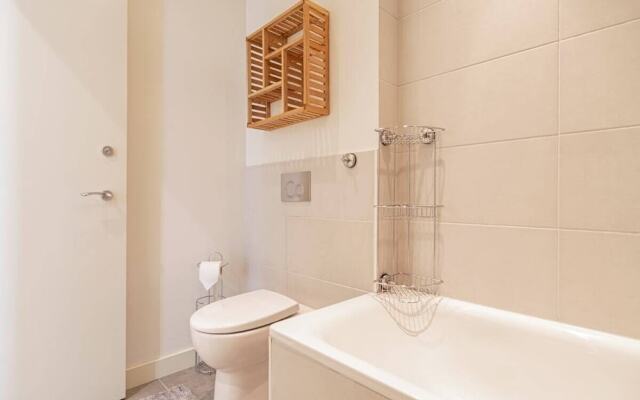 Stunning 2 Bed House W/patio nr Battersea