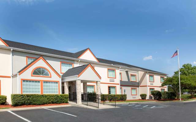 Microtel Inn & Suites by Wyndham Columbia/Fort Jackson N