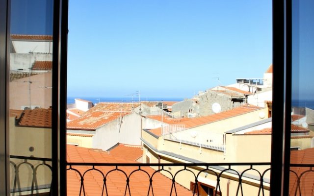 Three bedrooms apartment with large terrace overlooking rooftops of old town