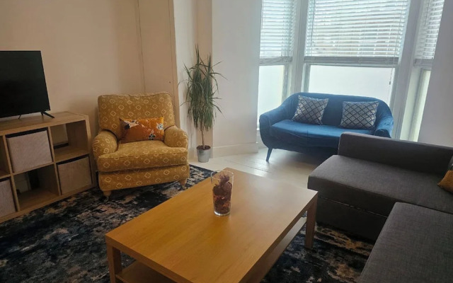 Seaside Haven Coastal Comfort 200m from the Beach
