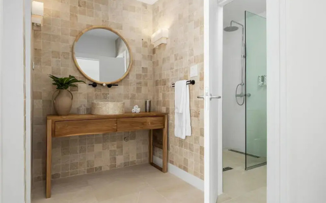 Beachfront Villa w Pool Sleeps 16 Dining Tub