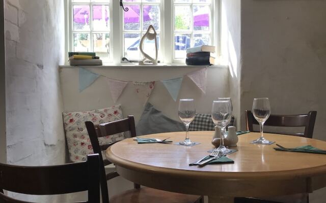 Drewe Arms Bunk Rooms & Church Cottage