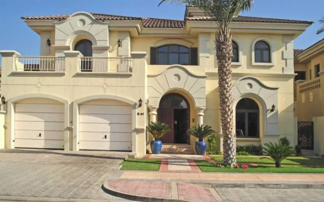 The Palm Jumeirah Villas - Frond E by Kennedy Towers